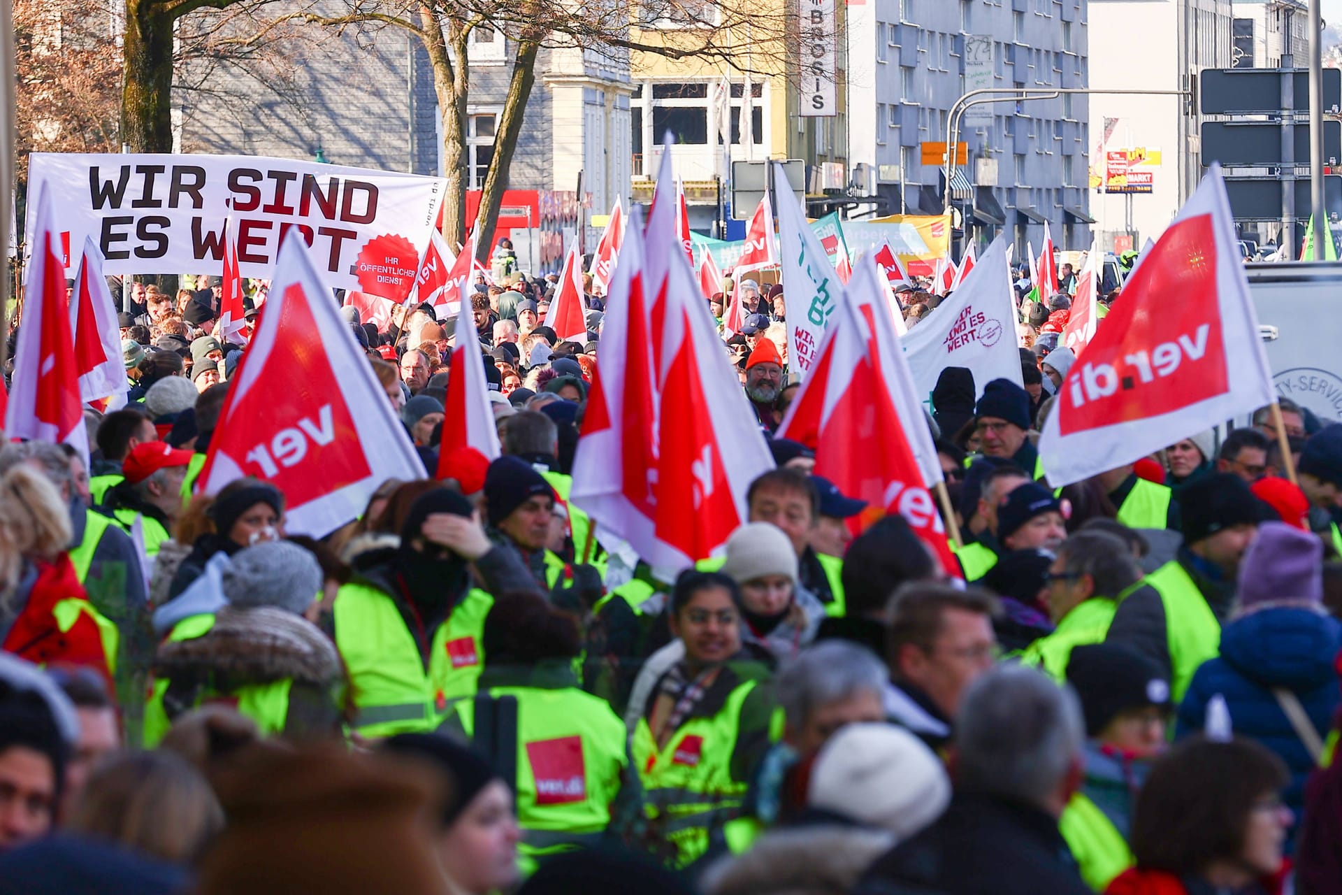 Teilnehmer einer Verdi-Kundgebung: Am kommenden Freitag soll es für zahlreiche Angestellte im öffentlichen Dienst wieder auf die Straße gehen. Teilnehmer einer Verdi-Kundgebung: Am kommenden Freitag soll es für zahlreiche Angestellte im öffentlichen Dienst wieder auf die Straße gehen.