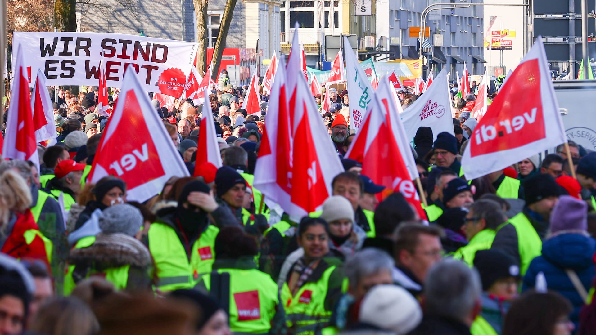 Teilnehmer einer Verdi-Kundgebung: Am kommenden Freitag soll es für zahlreiche Angestellte im öffentlichen Dienst wieder auf die Straße gehen. Teilnehmer einer Verdi-Kundgebung: Am kommenden Freitag soll es für zahlreiche Angestellte im öffentlichen Dienst wieder auf die Straße gehen.