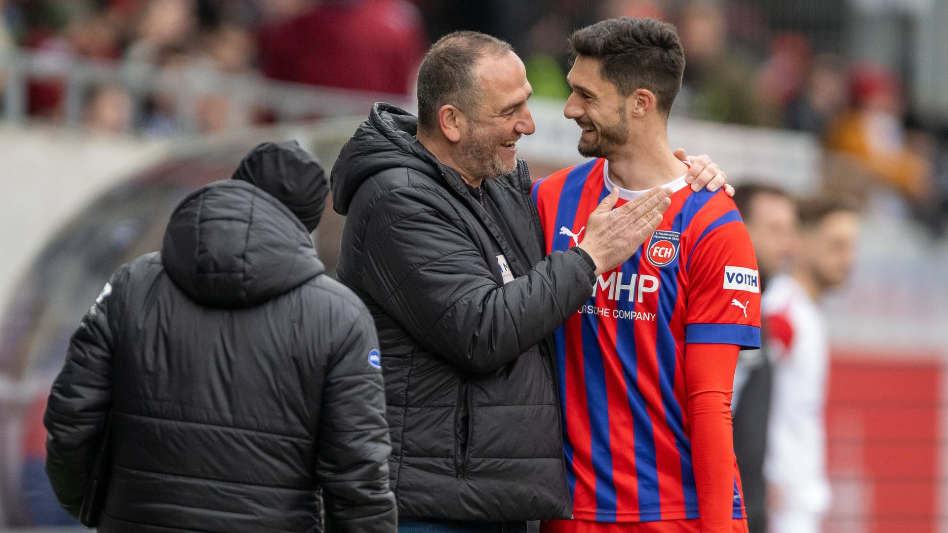 Tim Kleindienst (r.) lacht nach seiner Auswechslung mit Trainer Frank Schmidt.