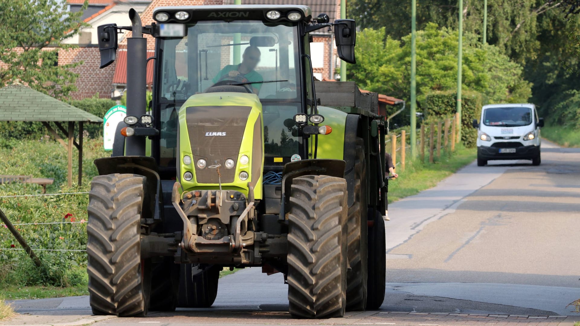 Ein Traktor fährt auf einer Straße (Symbolbild): Der Mann starb noch vor Ort. Ein Traktor fährt auf einer Straße (Symbolbild): Der Mann starb noch vor Ort.