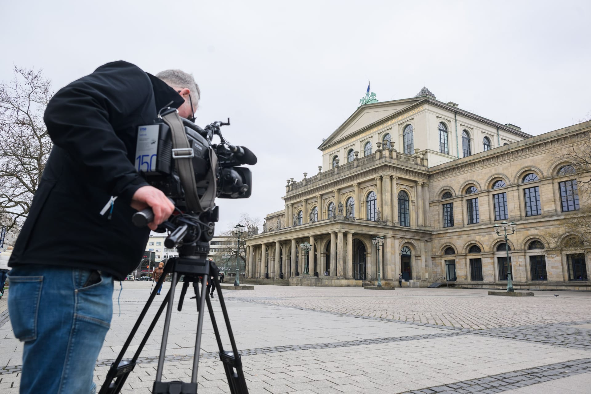 Ein TV-Kameramann filmt das Opernhaus: Der Ballettchef der Staatsoper Hannover hat bei einer Premiere eine Zeitungs-Kritikerin mit Hundekot beschmiert.