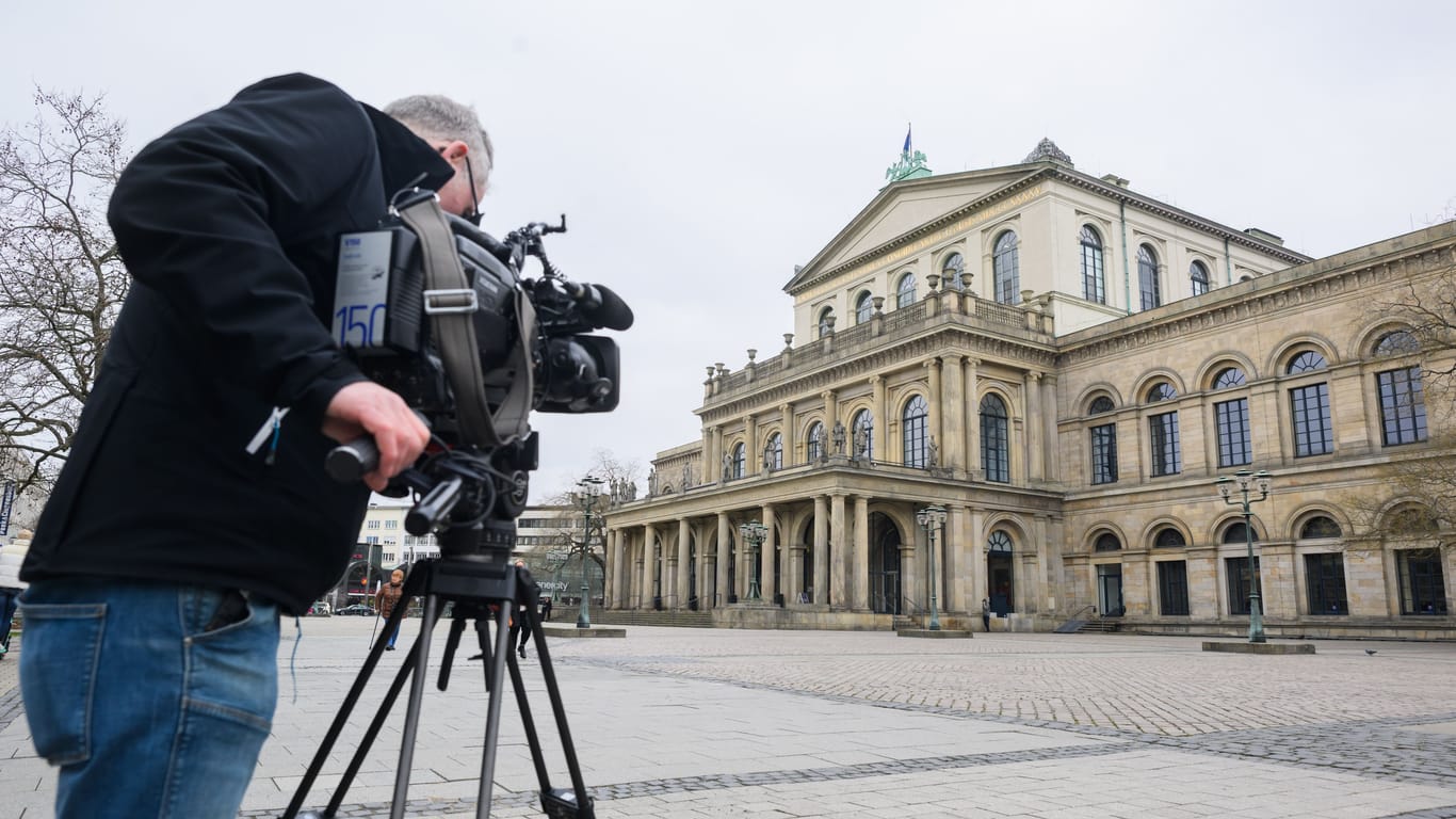 Ein TV-Kameramann filmt das Opernhaus: Der Ballettchef der Staatsoper Hannover hat bei einer Premiere eine Zeitungs-Kritikerin mit Hundekot beschmiert.