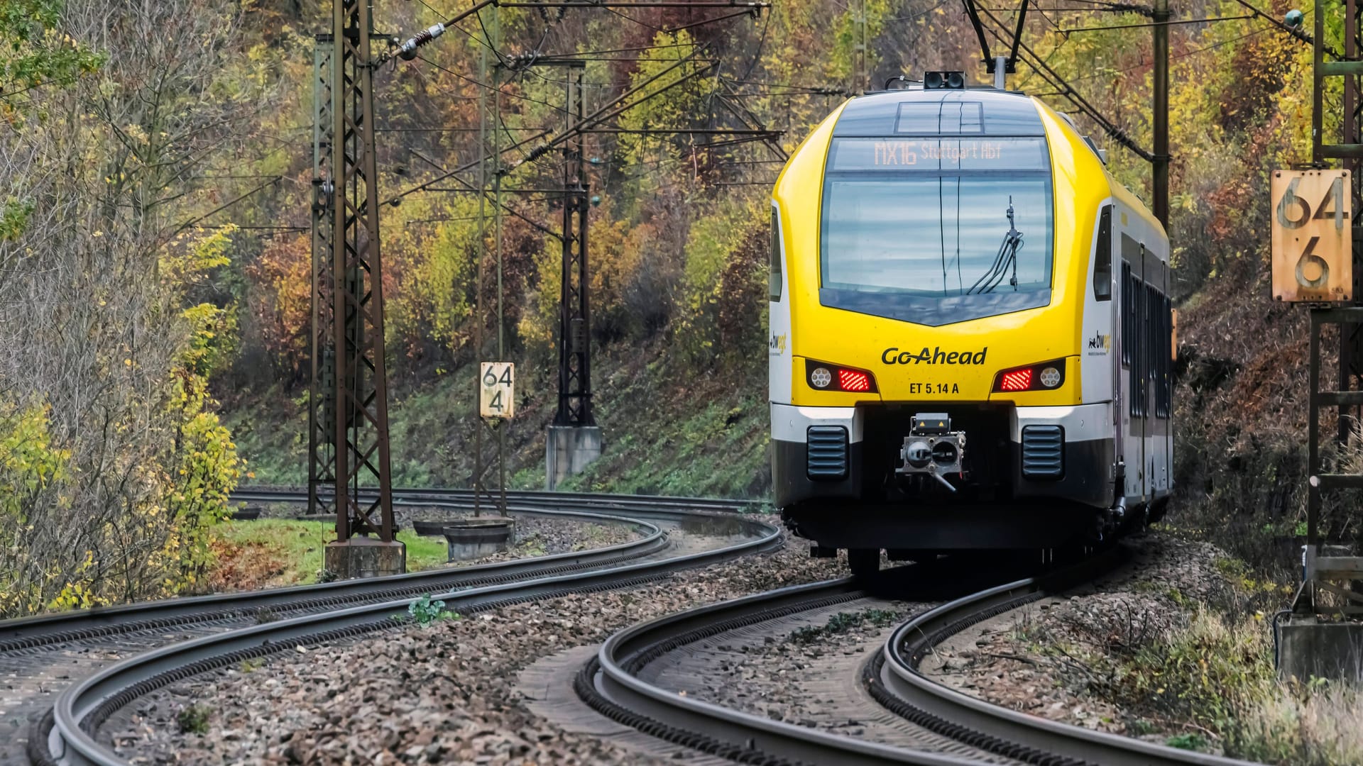 Regionalzug in Baden-Württemberg (Archiv): Im Alb-Donau-Kreis wurde ein Zug mutmaßlich von zwei Schüssen getroffen. Regionalzug in Baden-Württemberg (Archiv): Im Alb-Donau-Kreis wurde ein Zug mutmaßlich von zwei Schüssen getroffen.