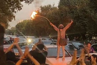 Demonstrantin im Iran (Archivbild): Im Zuge der Proteste inhaftierte Iraner berichten von systematischer körperlicher und psychischer Gewalt.