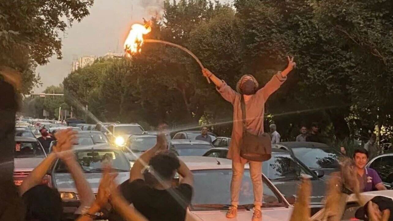 Demonstrantin im Iran (Archivbild): Im Zuge der Proteste inhaftierte Iraner berichten von systematischer körperlicher und psychischer Gewalt.