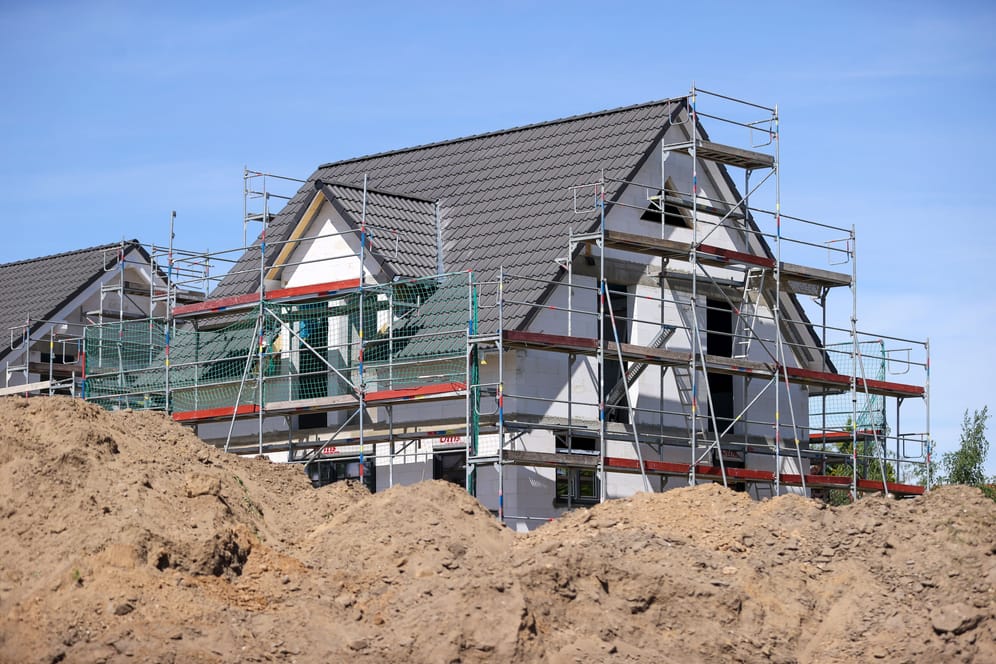 Einfamilienhaus (Symbolbild): Der Bauvermittler Interhyp erwartet, dass die Immobilienpreise weiter zurückgehen.