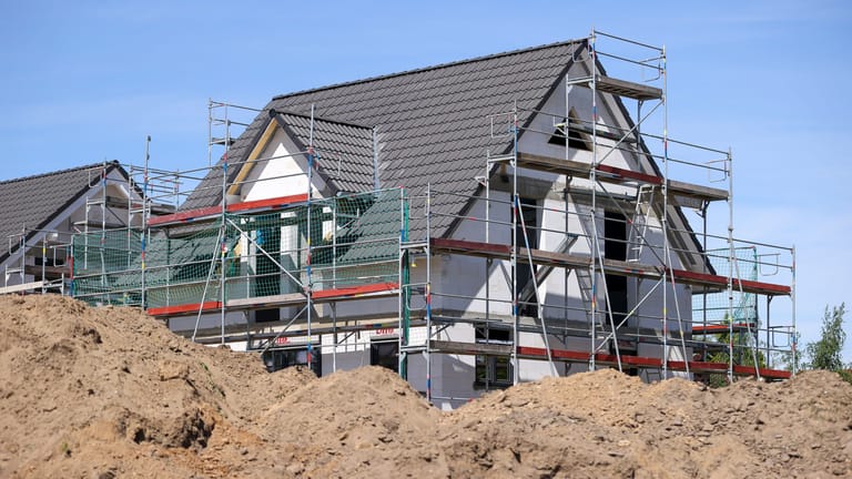 Einfamilienhaus (Symbolbild): Der Bauvermittler Interhyp erwartet, dass die Immobilienpreise weiter zurückgehen.