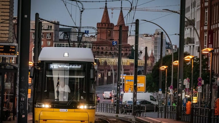 Eine Tram in Berlin (Symbolbild): In Friedrichshain gab es einen Zusammenstoß.