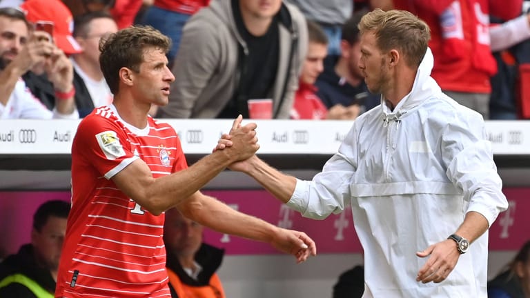 Julian Nagelsmann (r.) und Thomas Müller: Der Bayern-Coach bezeichnet den Offensivspieler als Vertrauensperson.
