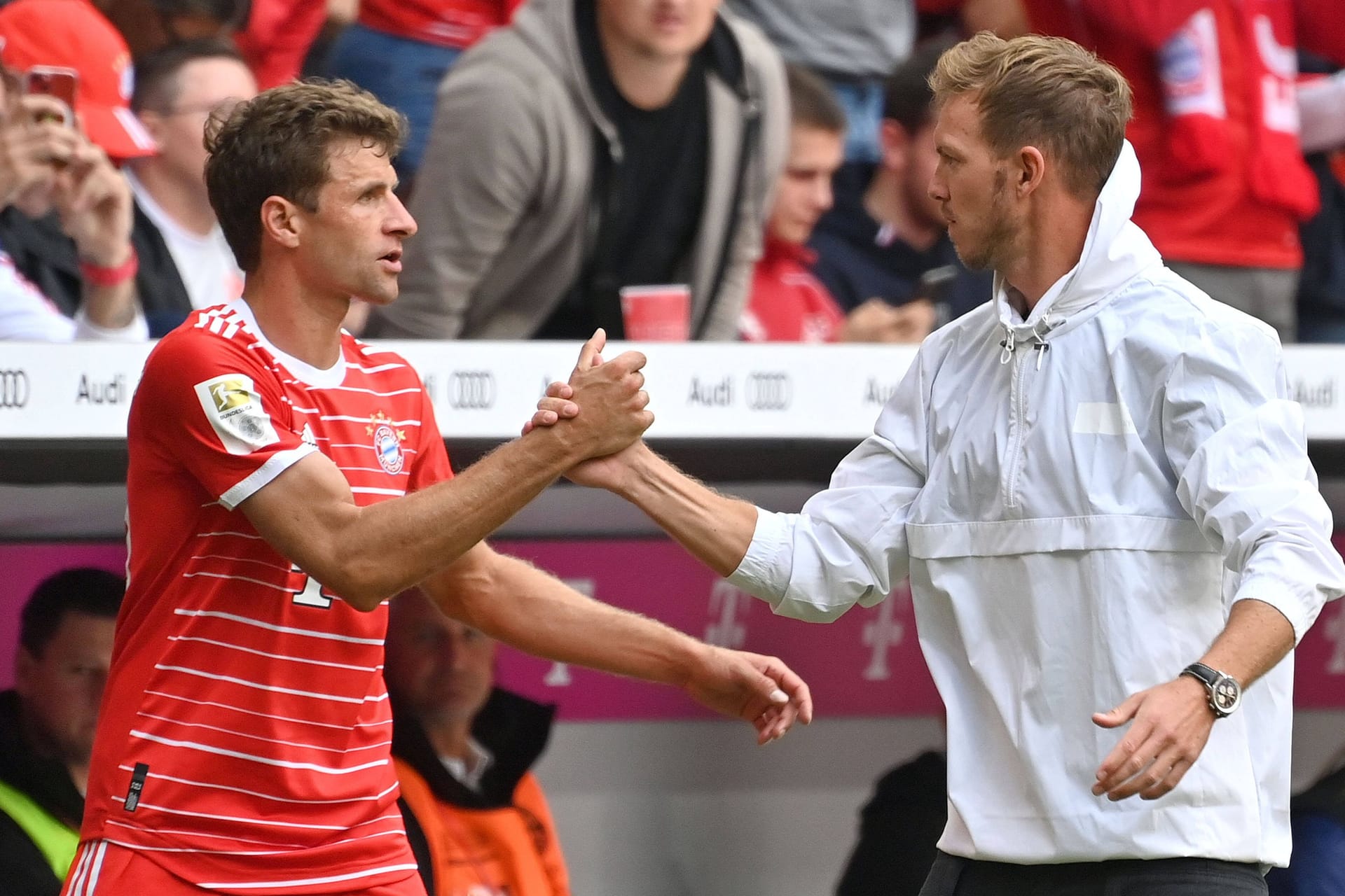 Julian Nagelsmann (r.) und Thomas Müller: Der Bayern-Coach bezeichnet den Offensivspieler als Vertrauensperson.