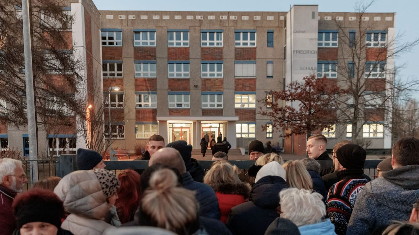 Demonstranten bei dem Treffen der Ortsteilvertretung: In Greifswald soll eine Gemeinschaftsunterkunft für 500 Flüchtlinge entstehen.