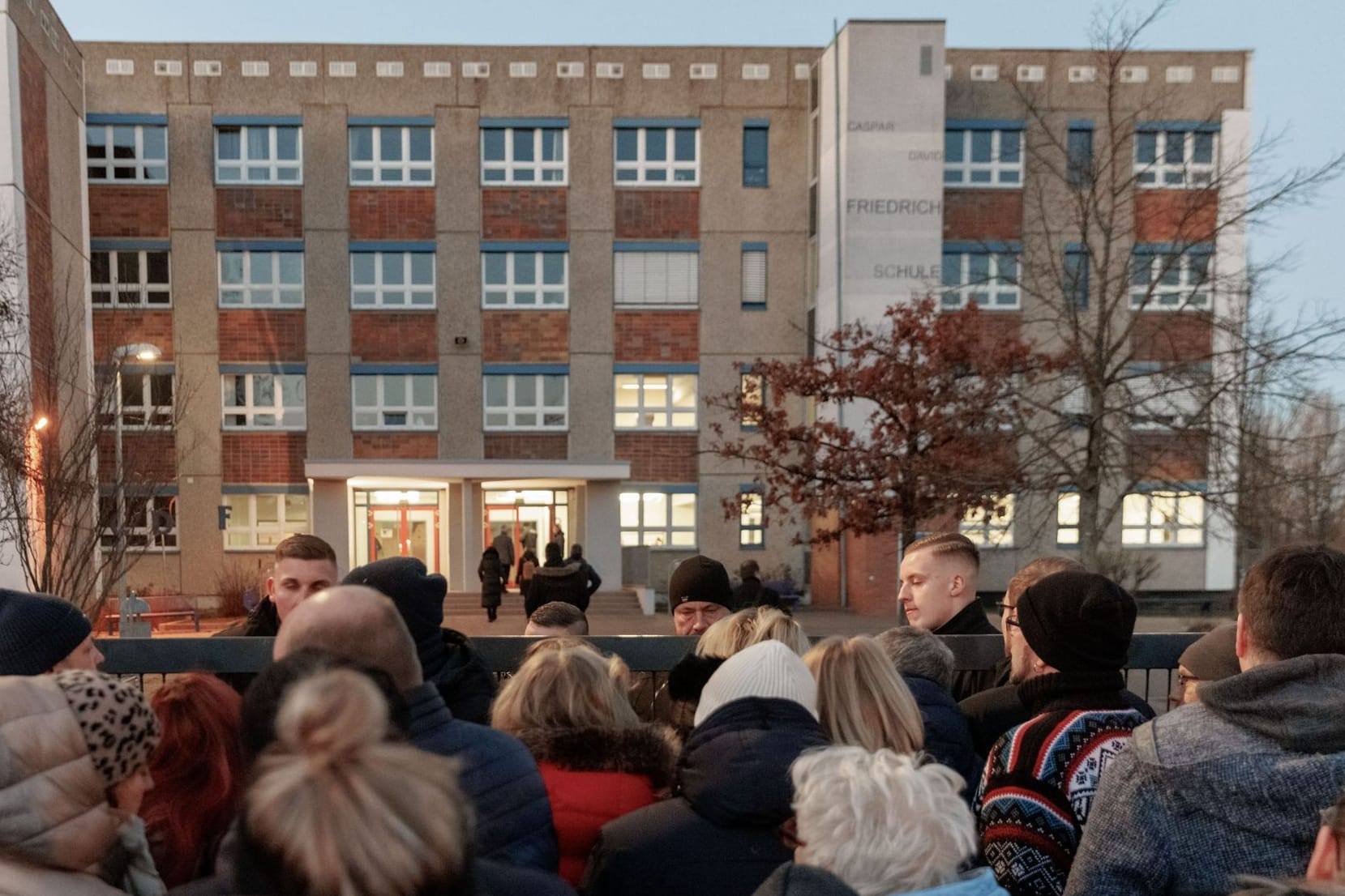 Demonstranten bei dem Treffen der Ortsteilvertretung: In Greifswald soll eine Gemeinschaftsunterkunft für 500 Flüchtlinge entstehen.