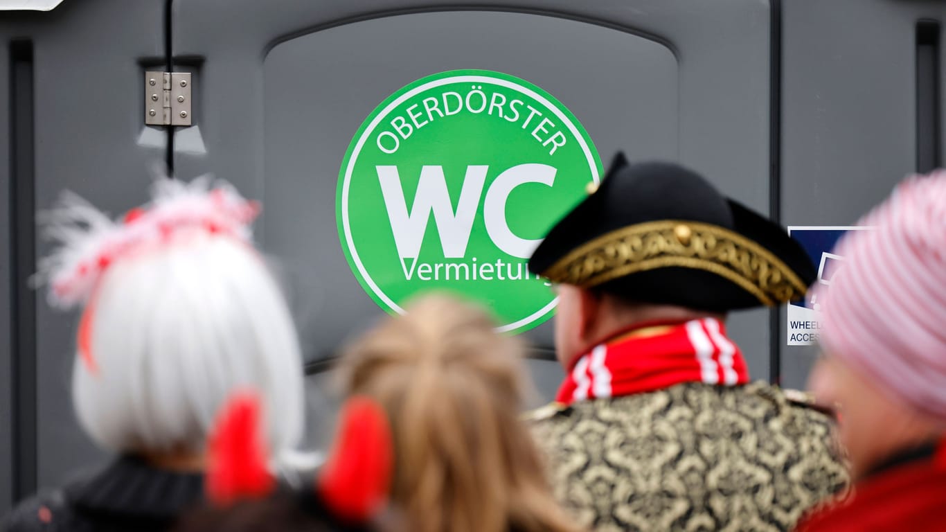 Toilettenhäuschen an Karneval: Wildpinkler müssen in Köln 200 Euro Strafe zahlen.