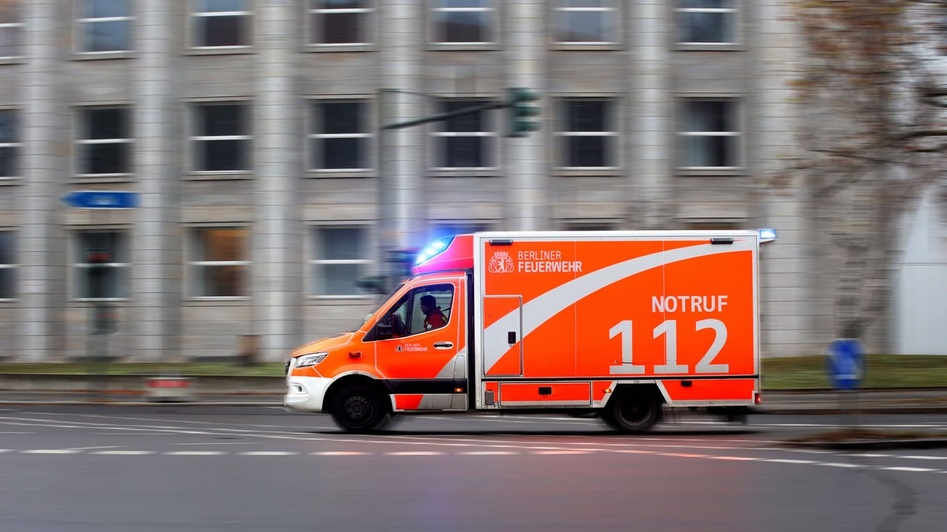 Rettungswagen der Berliner Feuerwehr (Symbolbild): Ob es bei dem Brand weitere Verletzte gegeben hat, ist noch ungeklärt.