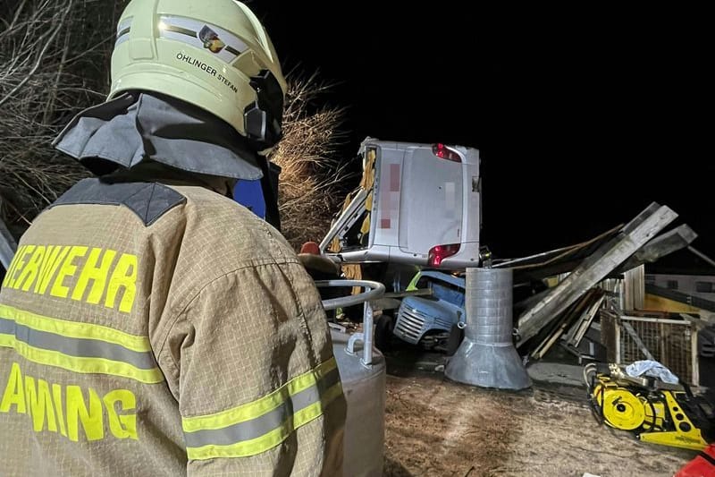 Rettungskräfte der Feuerwehr sind am Unglücksort im Einsatz: Ein deutscher Reisebus ist bei Schladming über eine Böschung gestürzt.