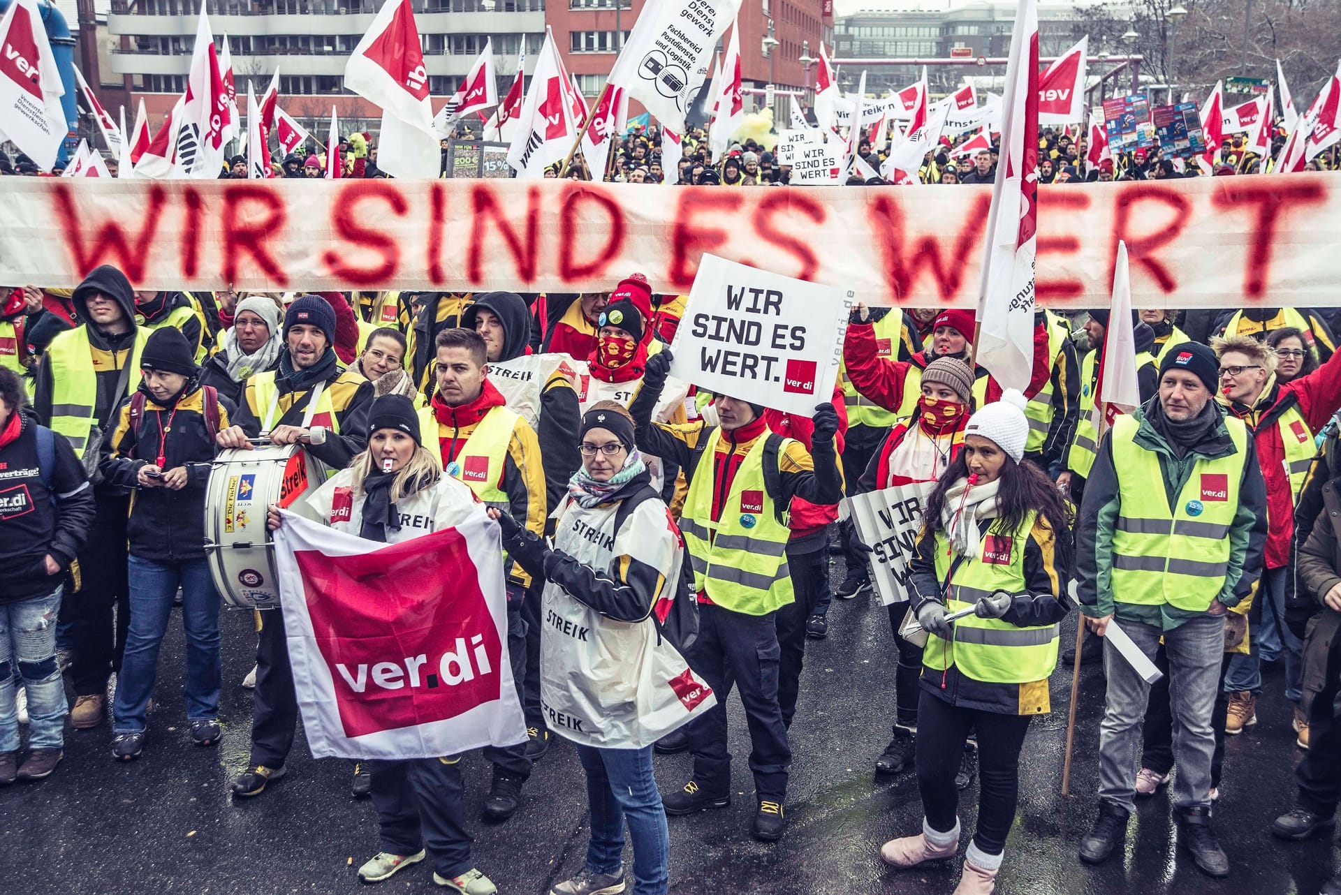 Berlin: Kundgebung auf der Schillingbrücke vor der Verdi-Bundesverwaltung.