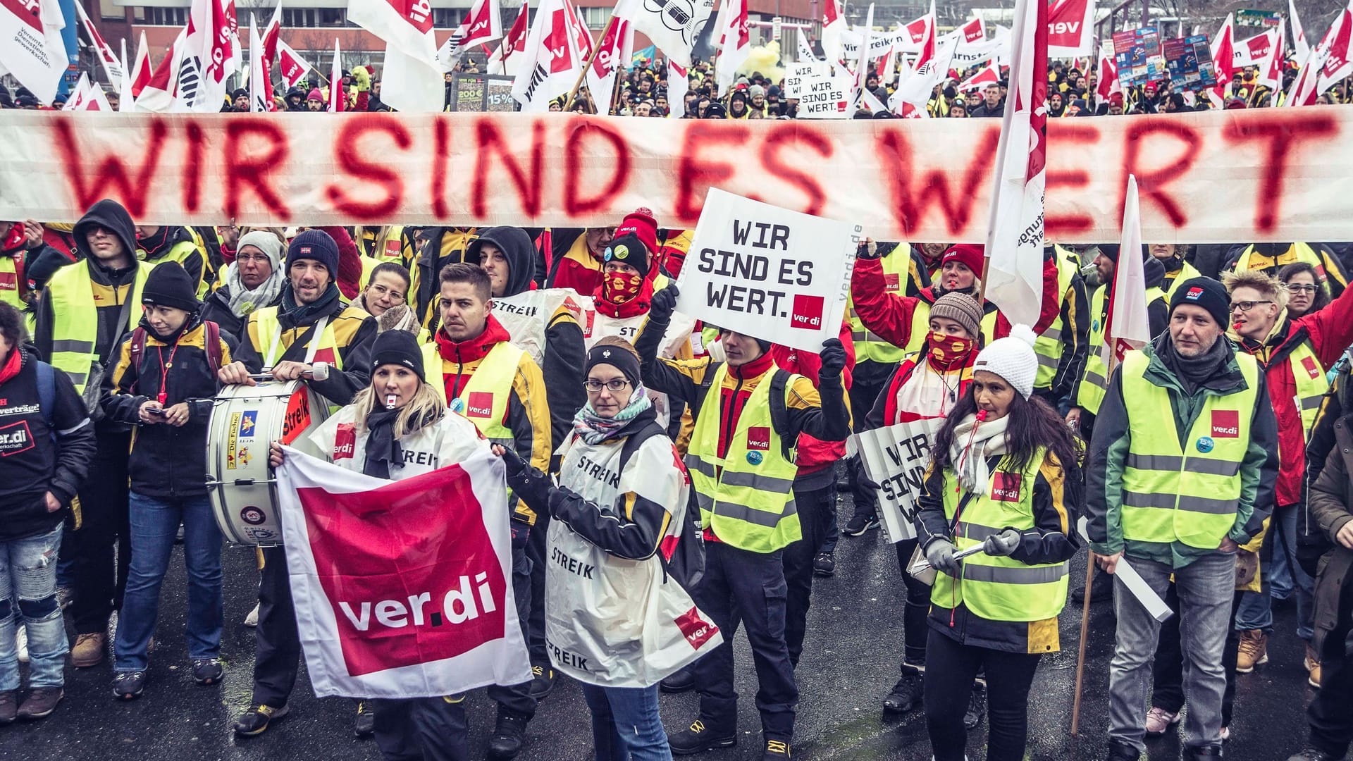 Berlin: Kundgebung auf der Schillingbrücke vor der Verdi-Bundesverwaltung.