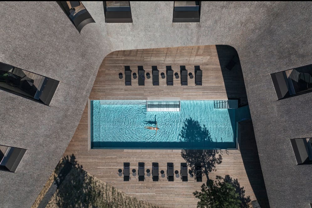 Blick von oben auf einen Pool des Lanserhofs Sylt: Am 5. März veranstaltet der Lanserhof Sylt einen Tag der offenen Tür für Einheimische.