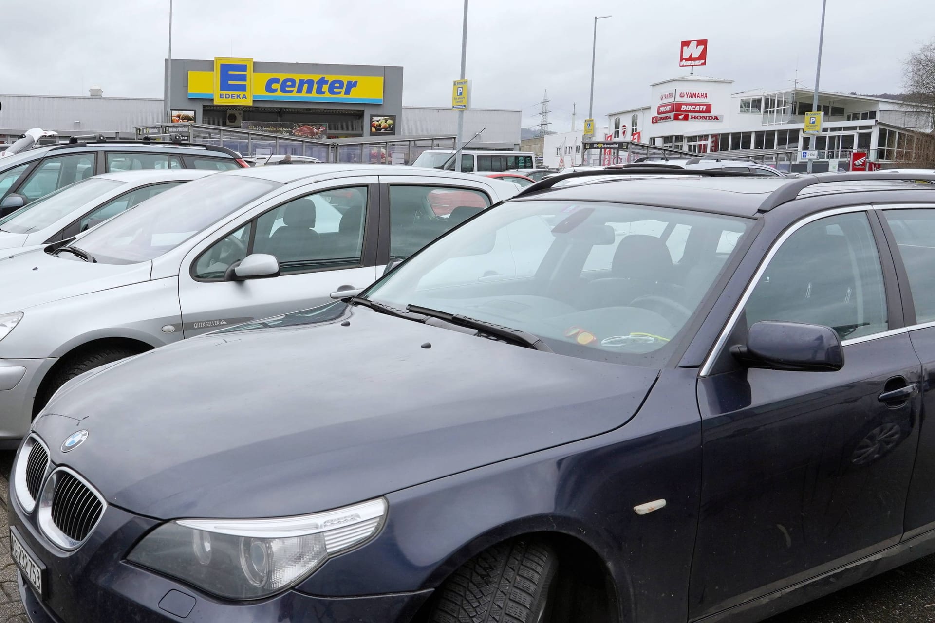 Parken vor dem Supermarkt: Manchmal gibt's dafür ein Knöllchen.