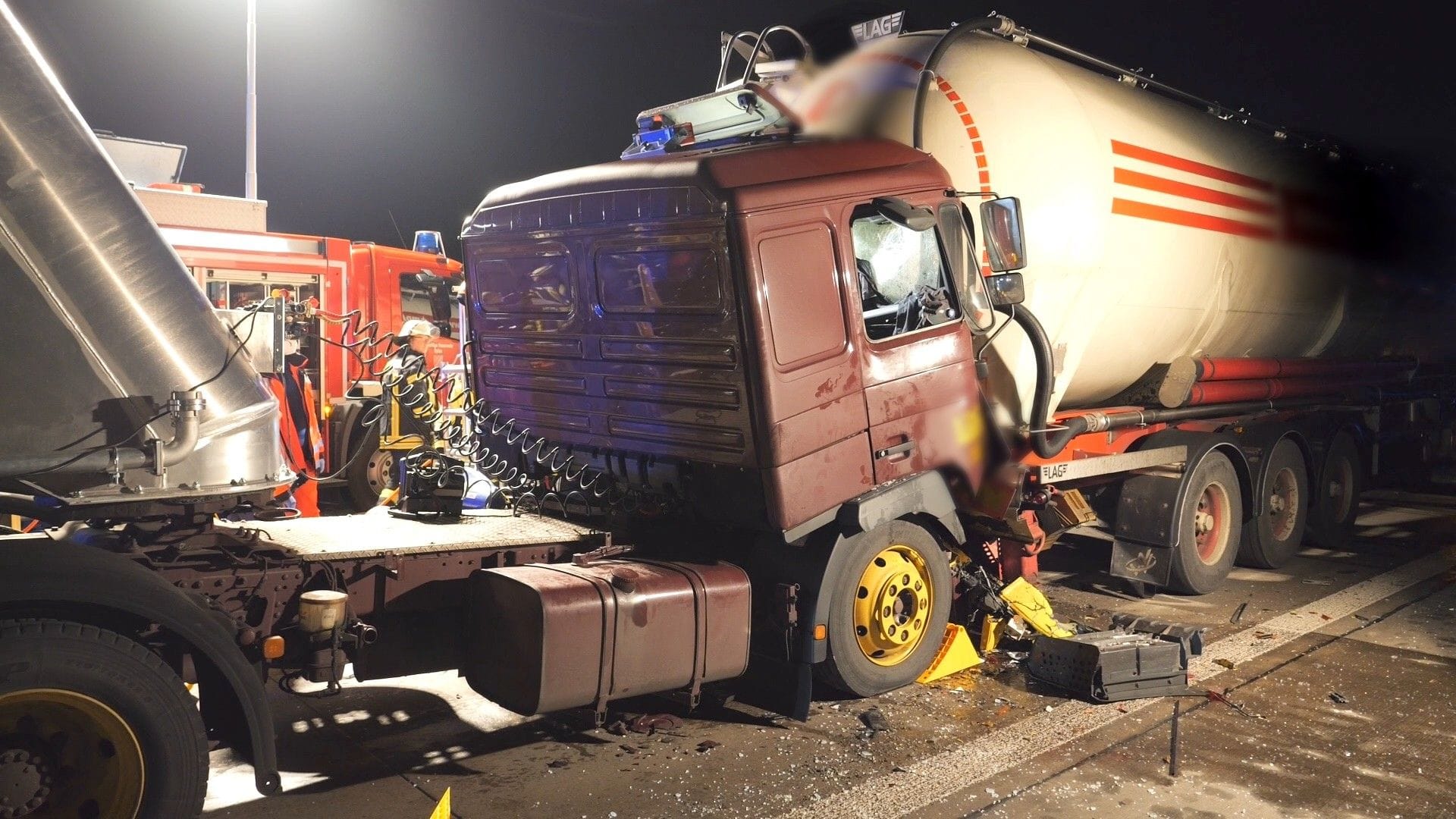 Zwei Lkw sind auf der A1 zusammengekracht.