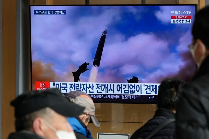 Eine Nachrichtensendung zeigt ein Archivbild eines Raketenstarts in Nordkorea.