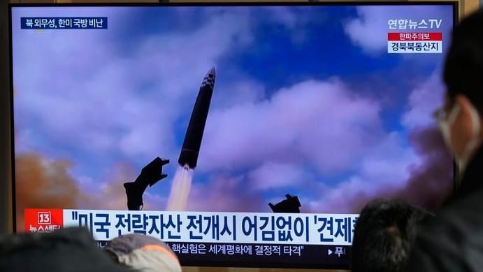 Eine Nachrichtensendung zeigt ein Archivbild eines Raketenstarts in Nordkorea.