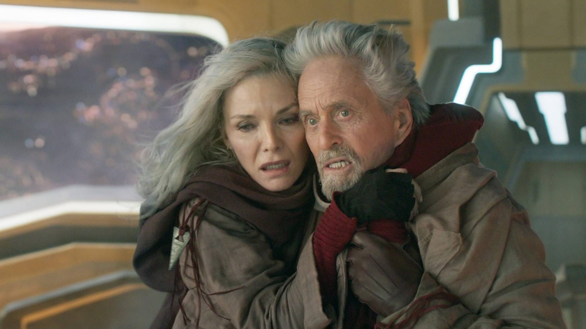 In Gefahr: Neben Ant-Man müssen sich in "Quantumania" auch Hank Pym (Douglas, r.) und dessen Ehefrau Janet van Dyne (Michelle Pfeiffer) einer großen Herausforderung stellen.