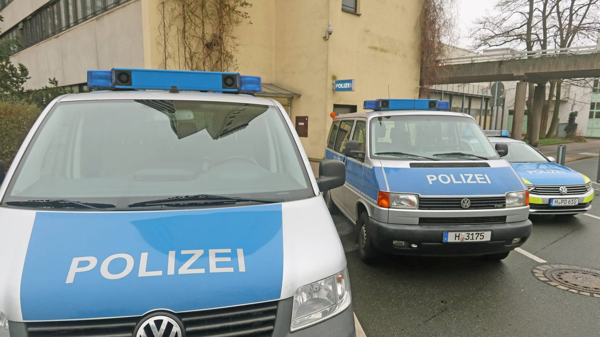 Die Wache in Laatzen (Archivbild): Der Stein soll von der Brücke aus geworfen worden sein.