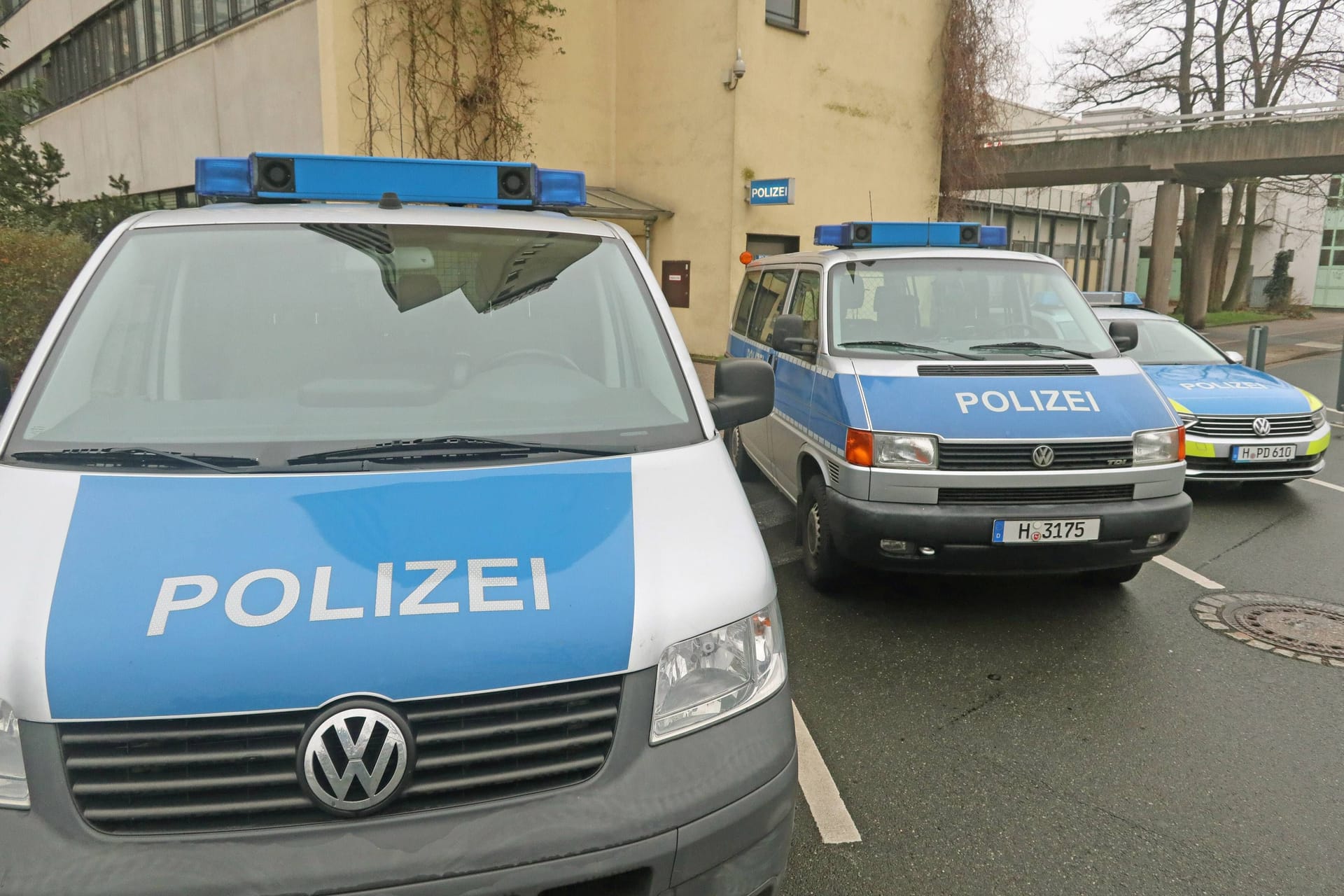 Die Wache in Laatzen (Archivbild): Der Stein soll von der Brücke aus geworfen worden sein.