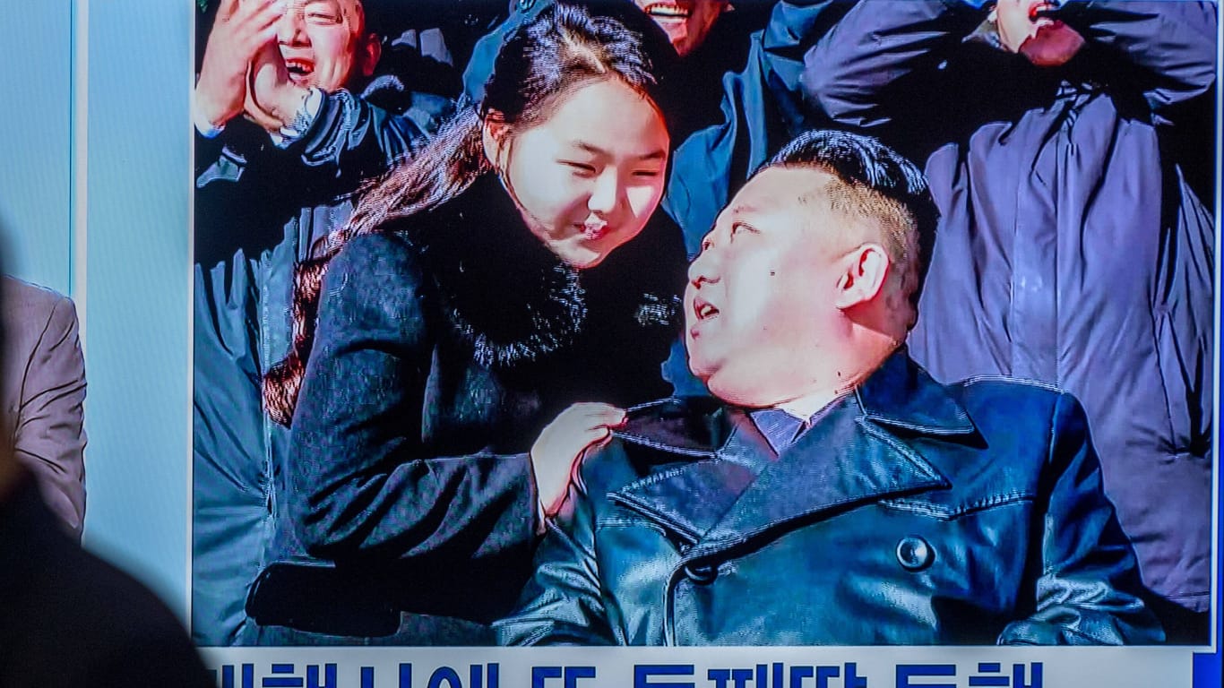 Kim-Jong Un mit seiner Tochter Ju-ae: Bei einem Fußballspiel präsentierte Nordkoreas Diktator seine Tochter. Etwa zeitgleich ließ er eine Langstreckenrakete abfeuern.