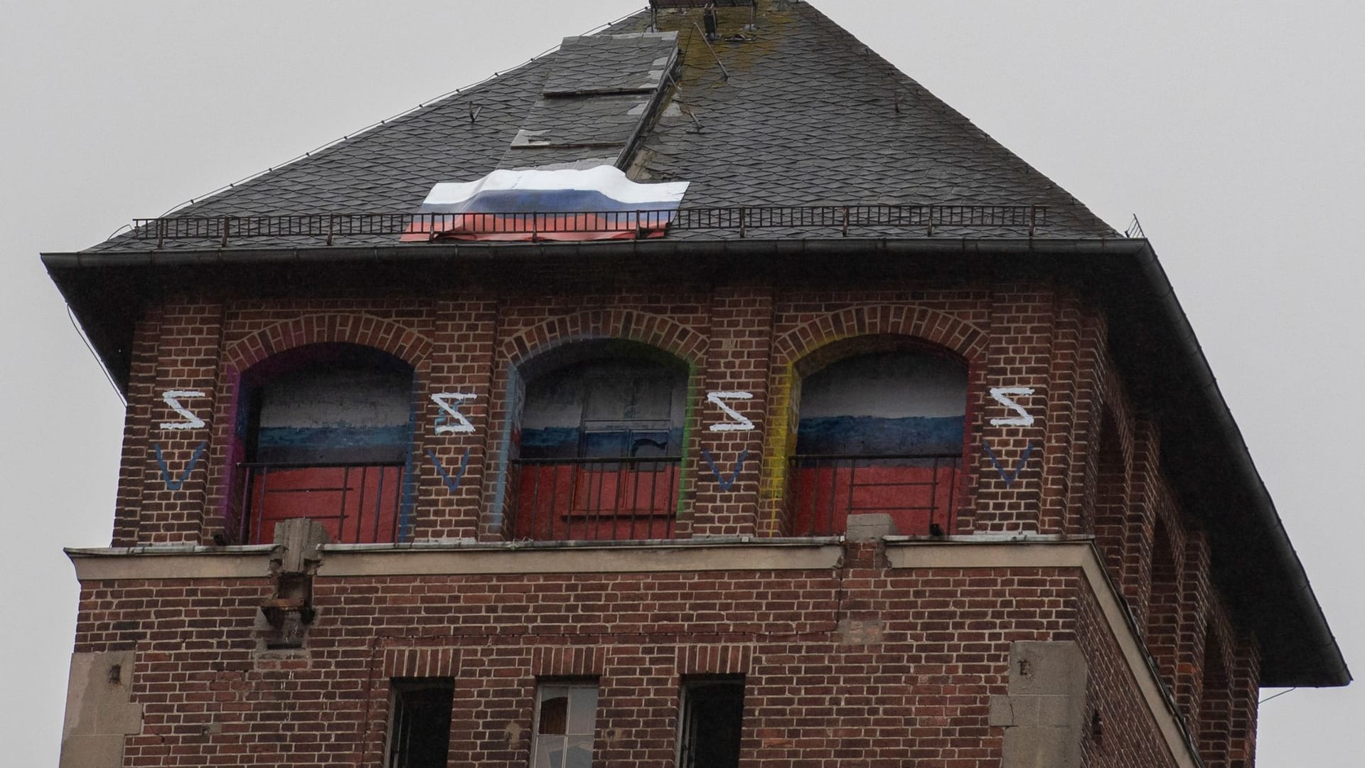 Z-Symbole und russische Fahne auf dem Turm des "Kreml"