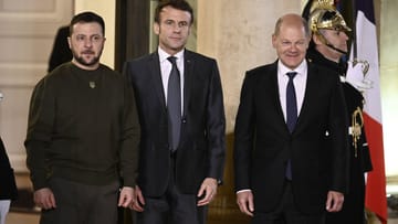 Wolodymyr Selenskyj, Emmanuel Macron und Olaf Scholz beim Treffen in Paris.