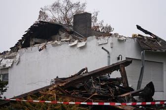 Die abgebrannte Asylunterkunft in Hattersheim: Die Polizei nahm einen 18-Jährigen fest.