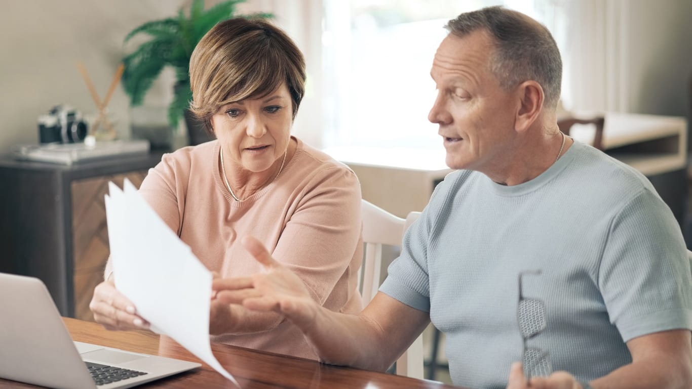Ein Paar sichtet Unterlagen (Symbolbild): Wer eine niedrige Rente bezieht, hat womöglich Anspruch auf den Grundrentenzuschlag.