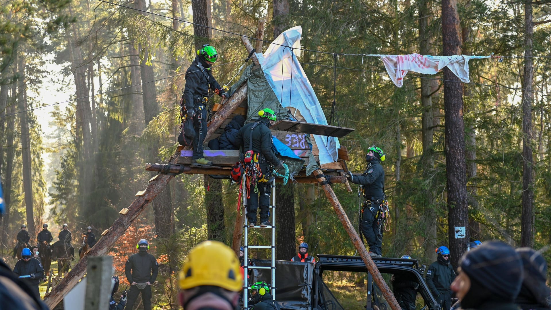 Szenen aus dem "Heibo": Die Polizei räumt das Protestcamp.