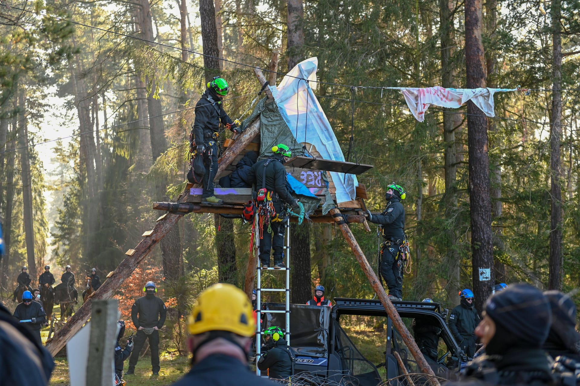 Szenen aus dem "Heibo": Die Polizei räumt das Protestcamp.