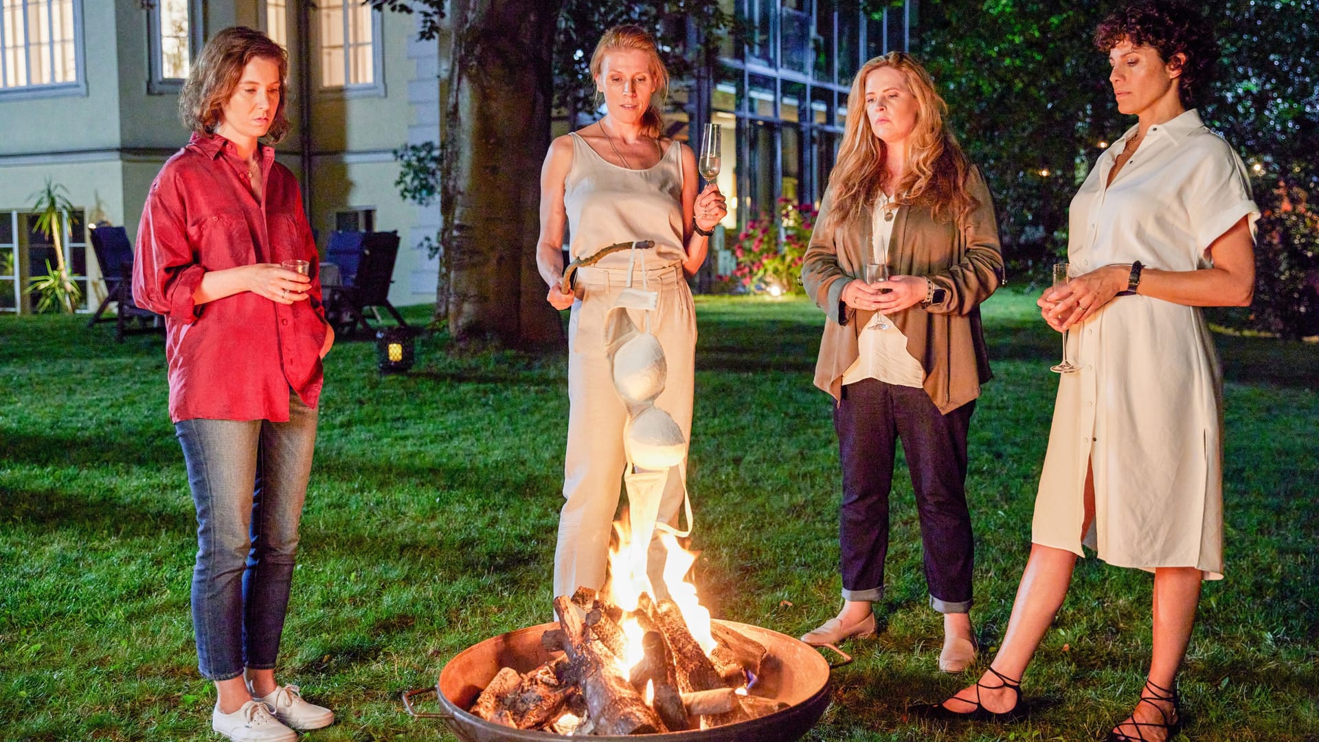 Christiane Boj (Franziska Hackl), Miriam Hintz (Franziska Weisz), Doris Hauke (Diana Amft), Inès Lemarchal (Jasmin Gerat) spielen Freundinnen in "Tage, die es nicht gab".