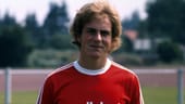 1974 erhält der damals 18-Jährige ein Angebot des FC Bayern, entschließt sich zum Wechsel von Borussia Lippstadt nach München. Franz Beckenbauer kanzelt den Teenager direkt ab: "Das wird nie einer." Der Grund: Rummenigge hatte für den Wechsel auch seine Ausbildung zum Bankkaufmann abgebrochen.