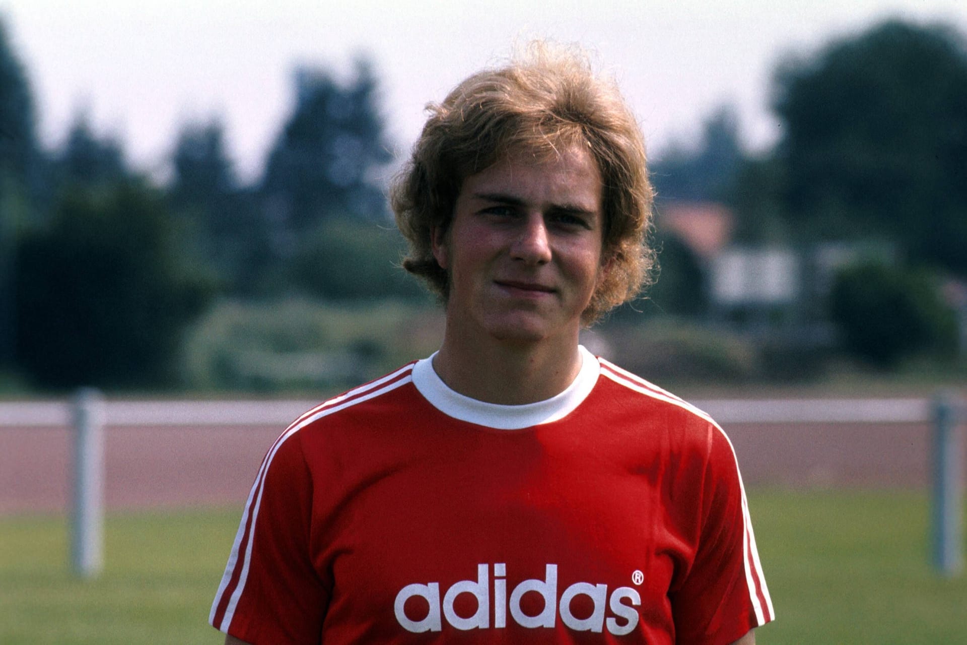 1974 erhält der damals 18-Jährige ein Angebot des FC Bayern, entschließt sich zum Wechsel von Borussia Lippstadt nach München. Franz Beckenbauer kanzelt den Teenager direkt ab: "Das wird nie einer." Der Grund: Rummenigge hatte für den Wechsel auch seine Ausbildung zum Bankkaufmann abgebrochen.