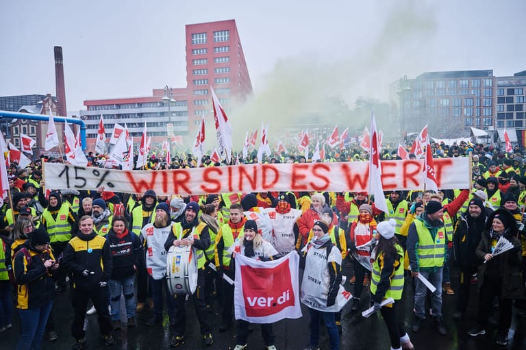 Demonstranten vor der Verdi-Bundeszentrale in Berlin am Montag: Postmitarbeiter fordern mehr Lohn ein.