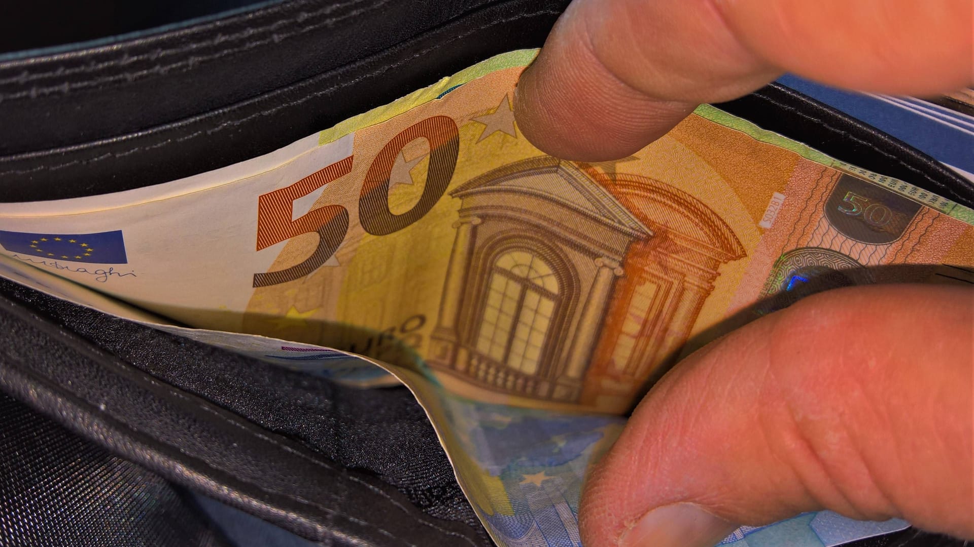 Geldscheine in einem Portemonnaie (Symbolbild): Ein Passant fiel auf den Teenager rein. Geldscheine in einem Portemonnaie (Symbolbild): Ein Passant fiel auf den Teenager rein.