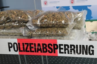 Verpacktes Marihuana bei einer Pressekonferenz der Polizei Niedersachsen (Symbolbild): Die Verdächtigen wollten die Drogen abtransportieren.