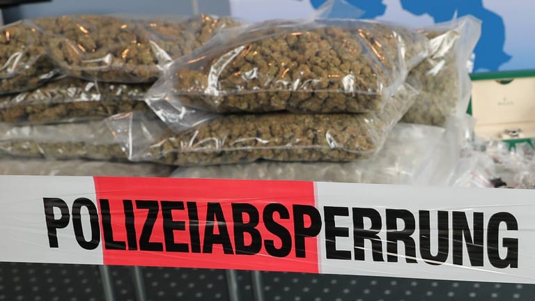 Verpacktes Marihuana bei einer Pressekonferenz der Polizei Niedersachsen (Symbolbild): Die Verdächtigen wollten die Drogen abtransportieren.