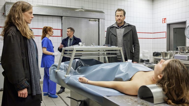 Rupert (Barnaby Metschurat) hat nur Augen für Rechtsmedizinerin Frauke Thanner (Maria Ehrich).