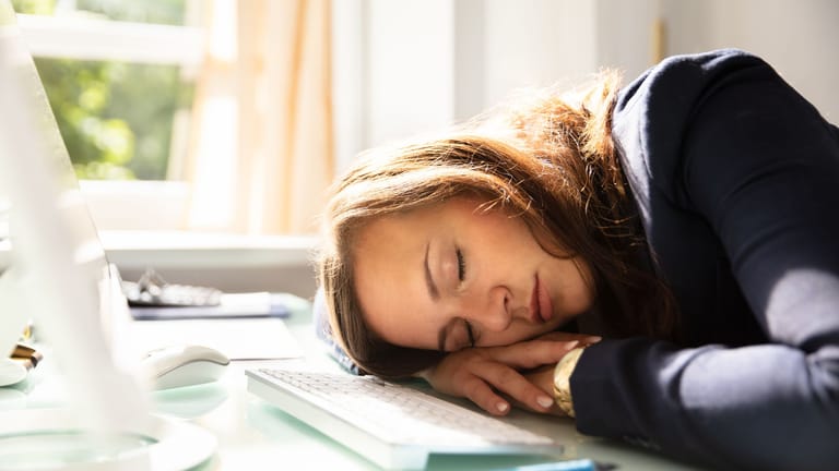 Narkolepsie, auch als "Schlafkrankheit" bezeichnet, betrifft ebenfalls relativ wenige Patienten. Die Krankheit ist auf eine organische Störung im Gehirn zurückzuführen.