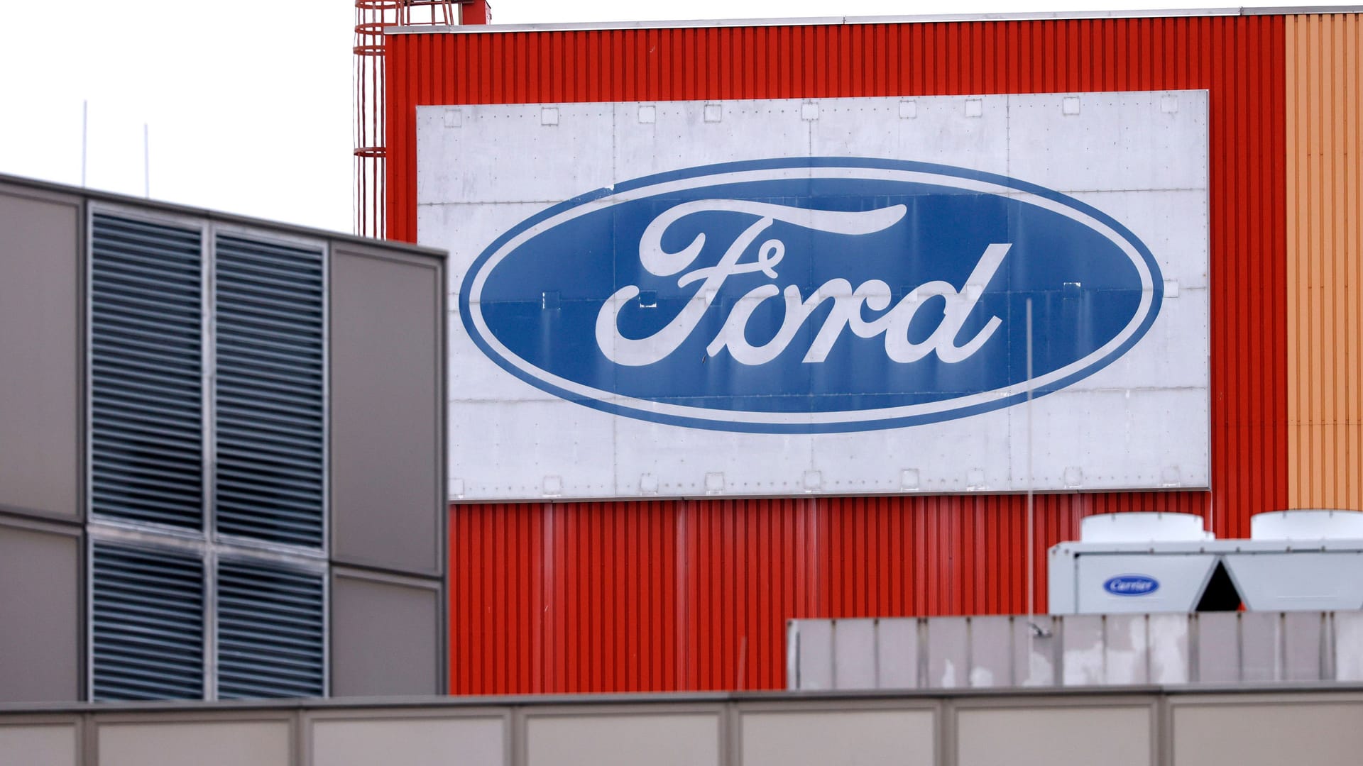 Das Logo des Autobauers Ford an seinem Standort in Köln: Der Autobauer will an seinem Kölner Standort offenbar im großen Stil Jobs abbauen. Das Logo des Autobauers Ford an seinem Standort in Köln: Der Autobauer will an seinem Kölner Standort offenbar im großen Stil Jobs abbauen.