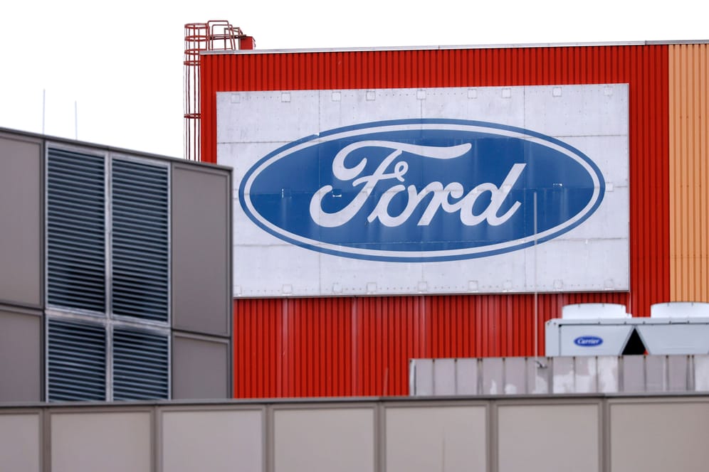 Das Logo des Autobauers Ford an seinem Standort in Köln: Der Autobauer will an seinem Kölner Standort offenbar im großen Stil Jobs abbauen.