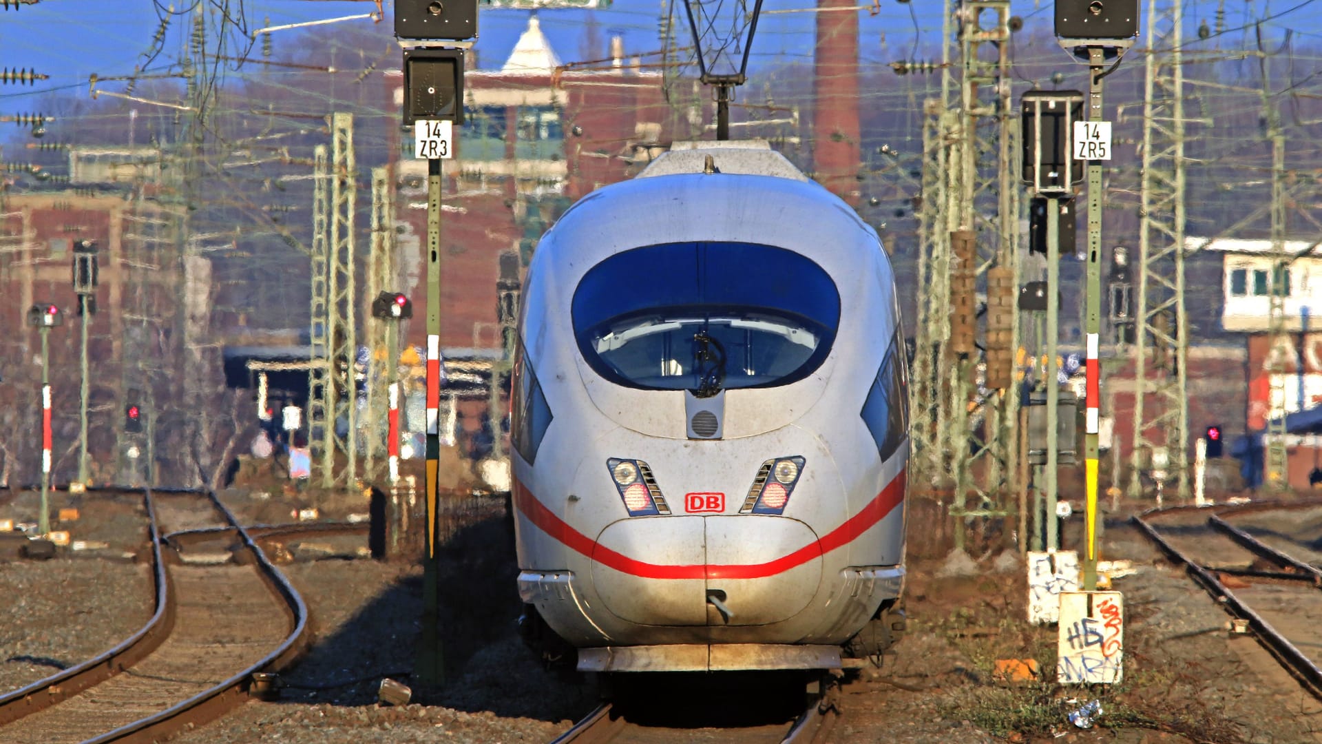 Ein ICE der Deutschen Bahn auf Gleisen (Symbolfoto): 137 Kilometer lang ist die Strecke insgesamt, 124 davon verlaufen auf deutschem Boden. Ein ICE der Deutschen Bahn auf Gleisen (Symbolfoto): 137 Kilometer lang ist die Strecke insgesamt, 124 davon verlaufen auf deutschem Boden.
