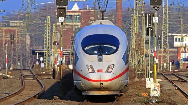 Ein ICE der Deutschen Bahn auf Gleisen (Symbolfoto): 137 Kilometer lang ist die Strecke insgesamt, 124 davon verlaufen auf deutschem Boden.
