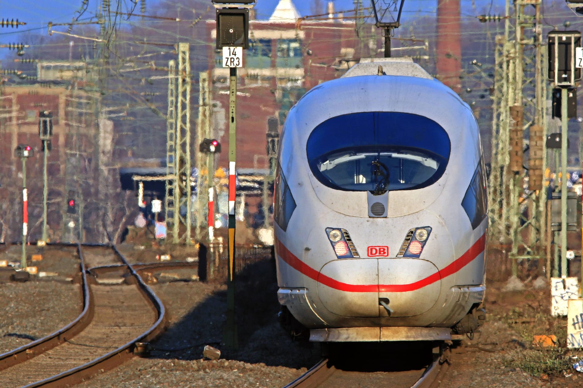 Ein ICE der Deutschen Bahn auf Gleisen (Symbolfoto): 137 Kilometer lang ist die Strecke insgesamt, 124 davon verlaufen auf deutschem Boden.
